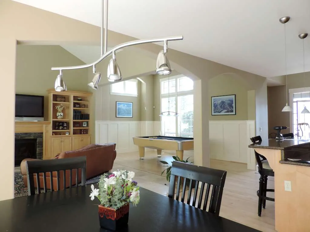 Bright great room with vaulted ceiling, built-ins and a dining table